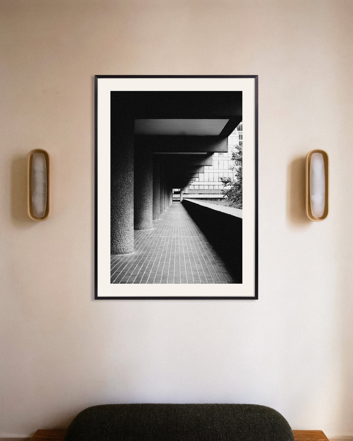 Poster «Passaggio coperto con colonne grezze», con cornice in metallo
