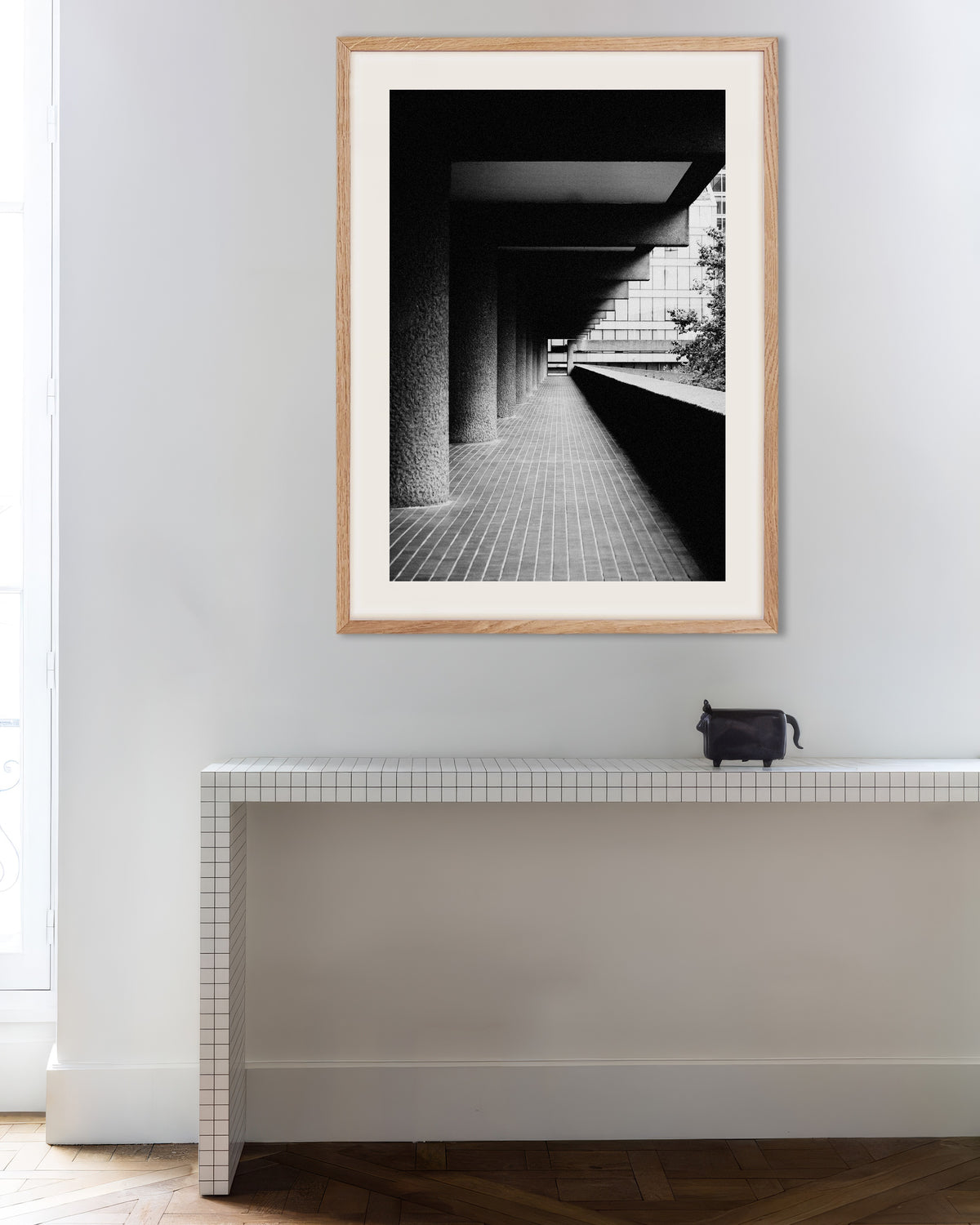 Poster «Passaggio coperto con colonne grezze», con cornice in legno naturale