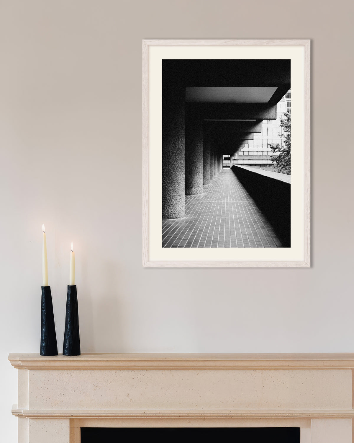 Poster «Passaggio coperto con colonne grezze», con cornice in legno bianco