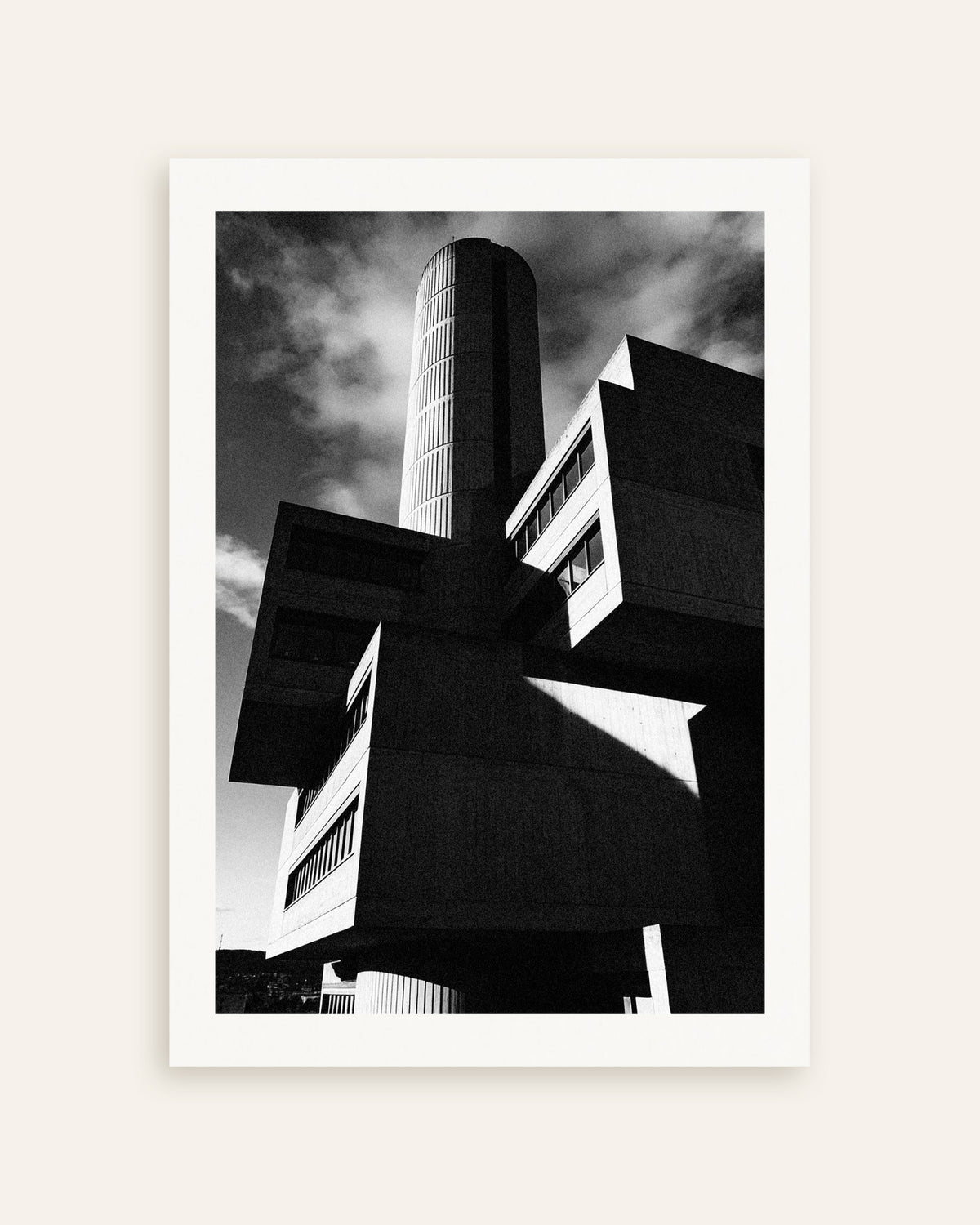 Poster «Torre cilindrica e blocchi sospesi», miniatura