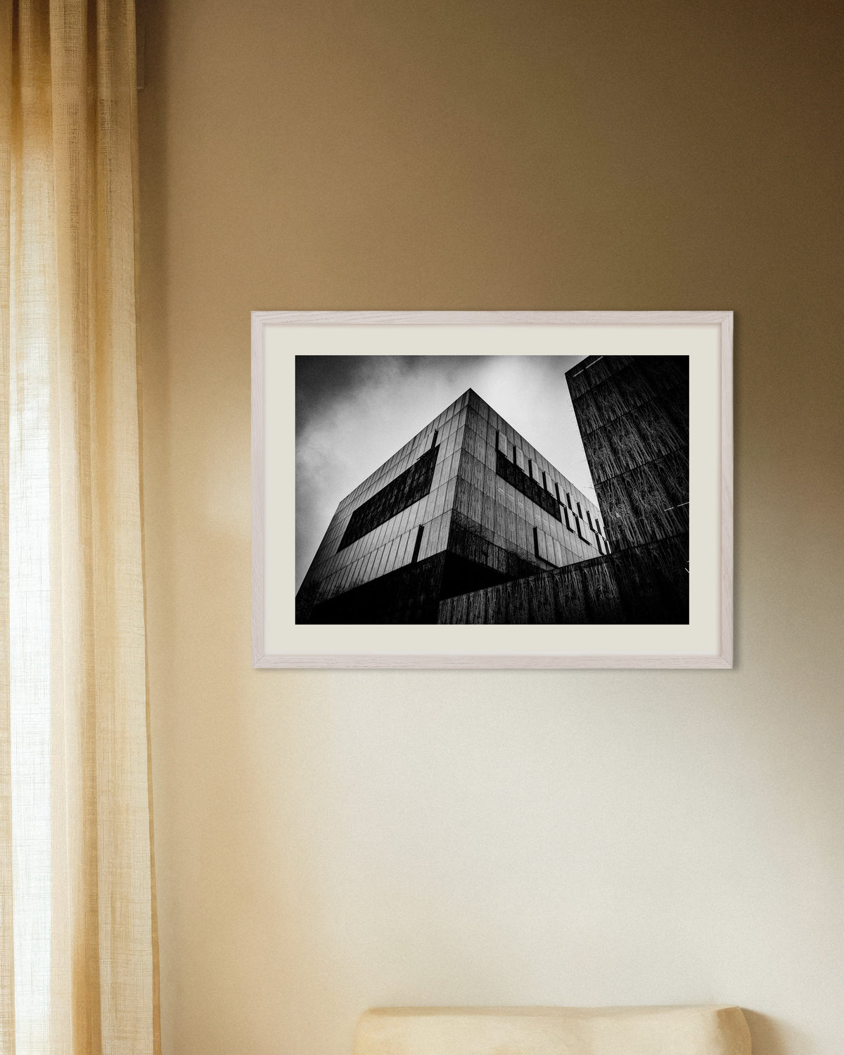 Poster «Scatola di cemento scuro sotto le nuvole», con cornice in legno bianco