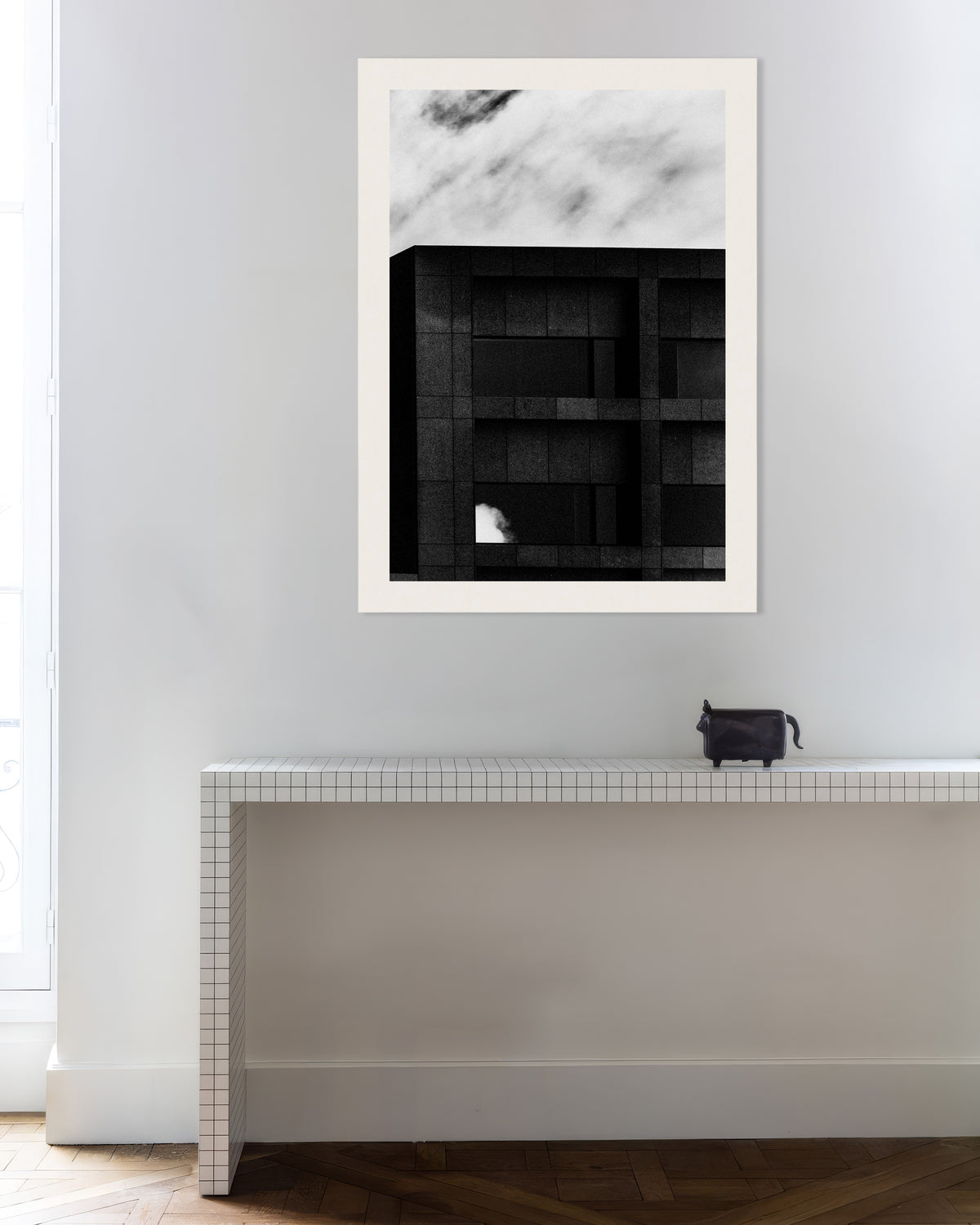 Poster «Facciata scura e nuvola di passaggio»