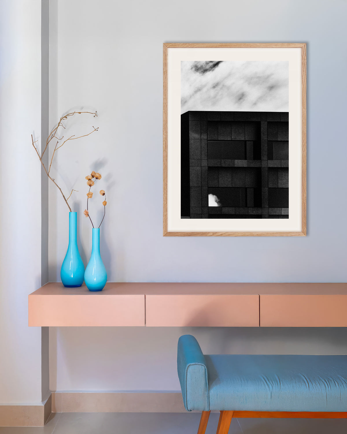 Poster «Facciata scura e nuvola di passaggio», con cornice in legno naturale