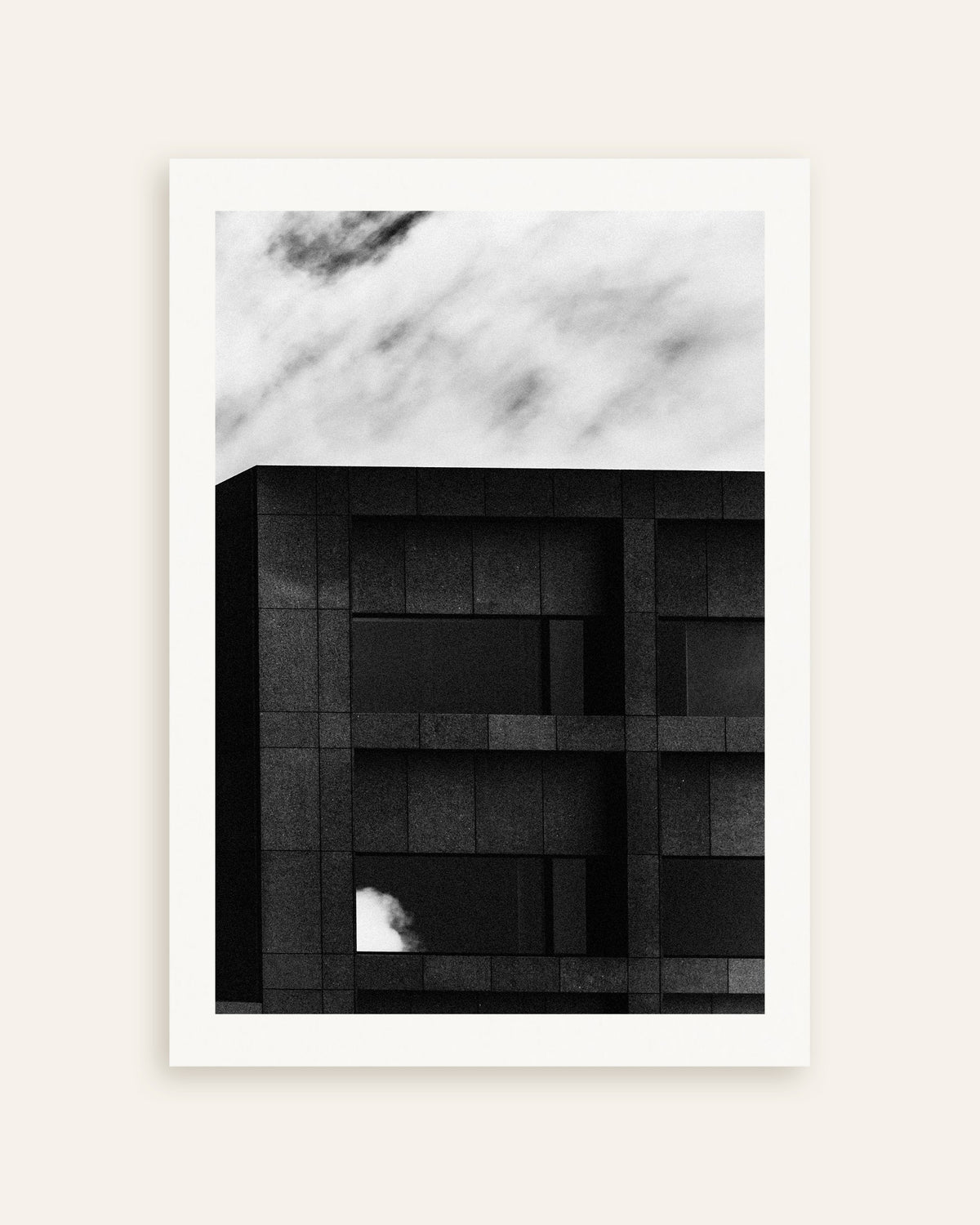 Poster «Facciata scura e nuvola di passaggio», miniatura