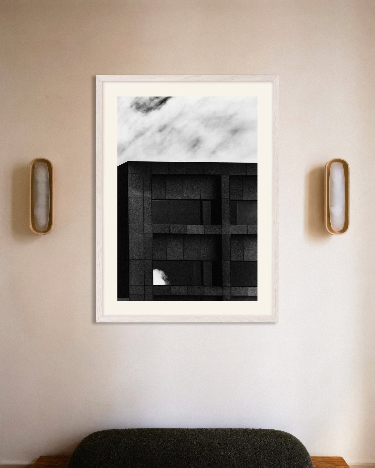 Poster «Facciata scura e nuvola di passaggio», con cornice in legno bianco
