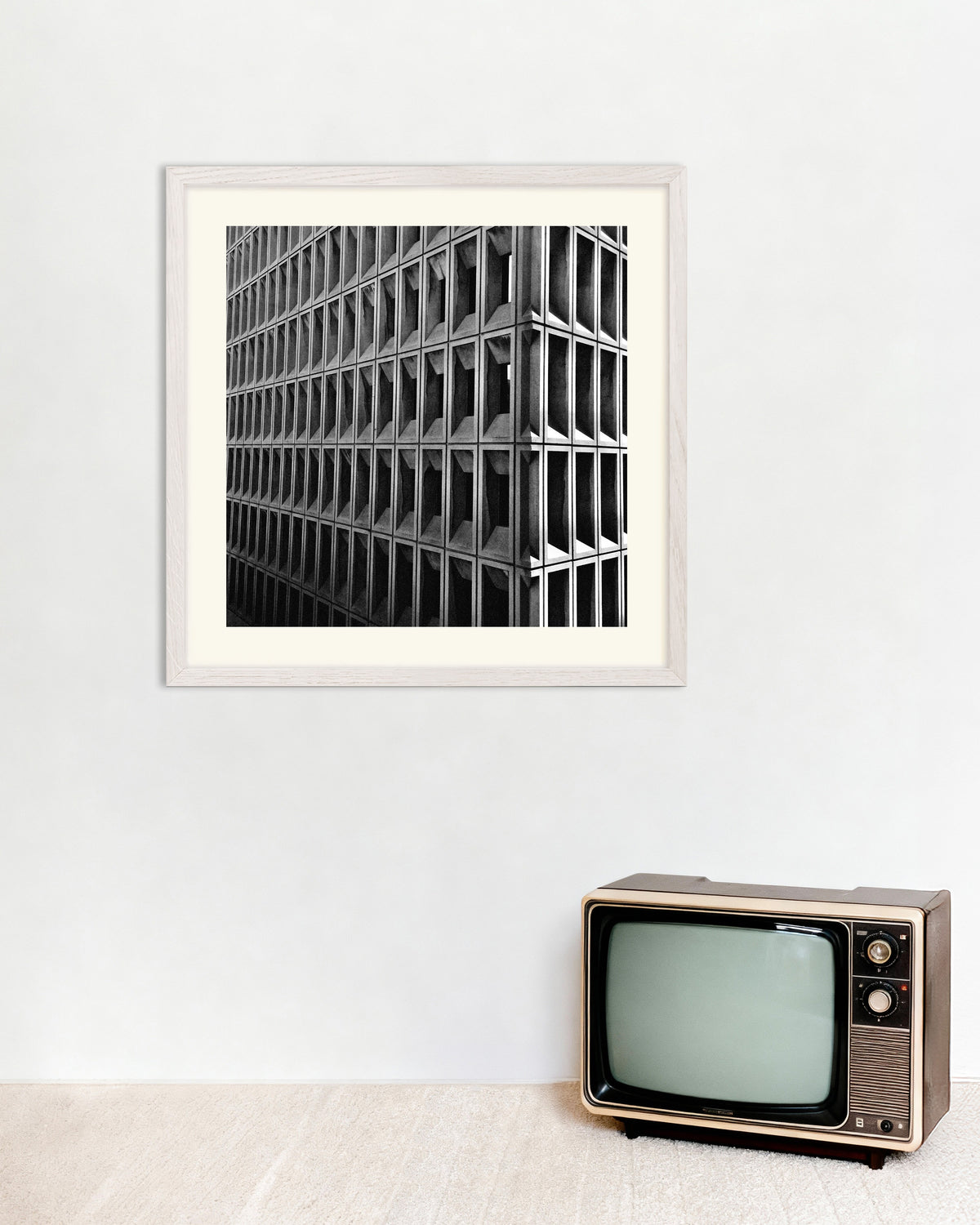 Poster «Angolo con griglia di finestre profonde», con cornice in legno bianco