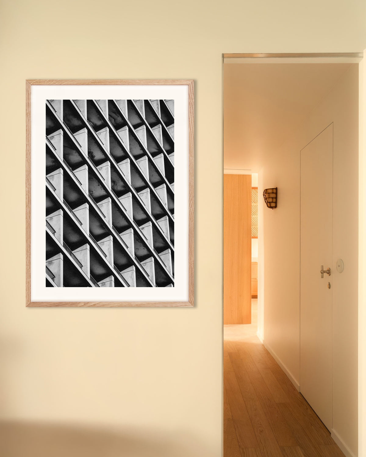 Poster «Ritmo diagonale di balconi», con cornice in legno naturale