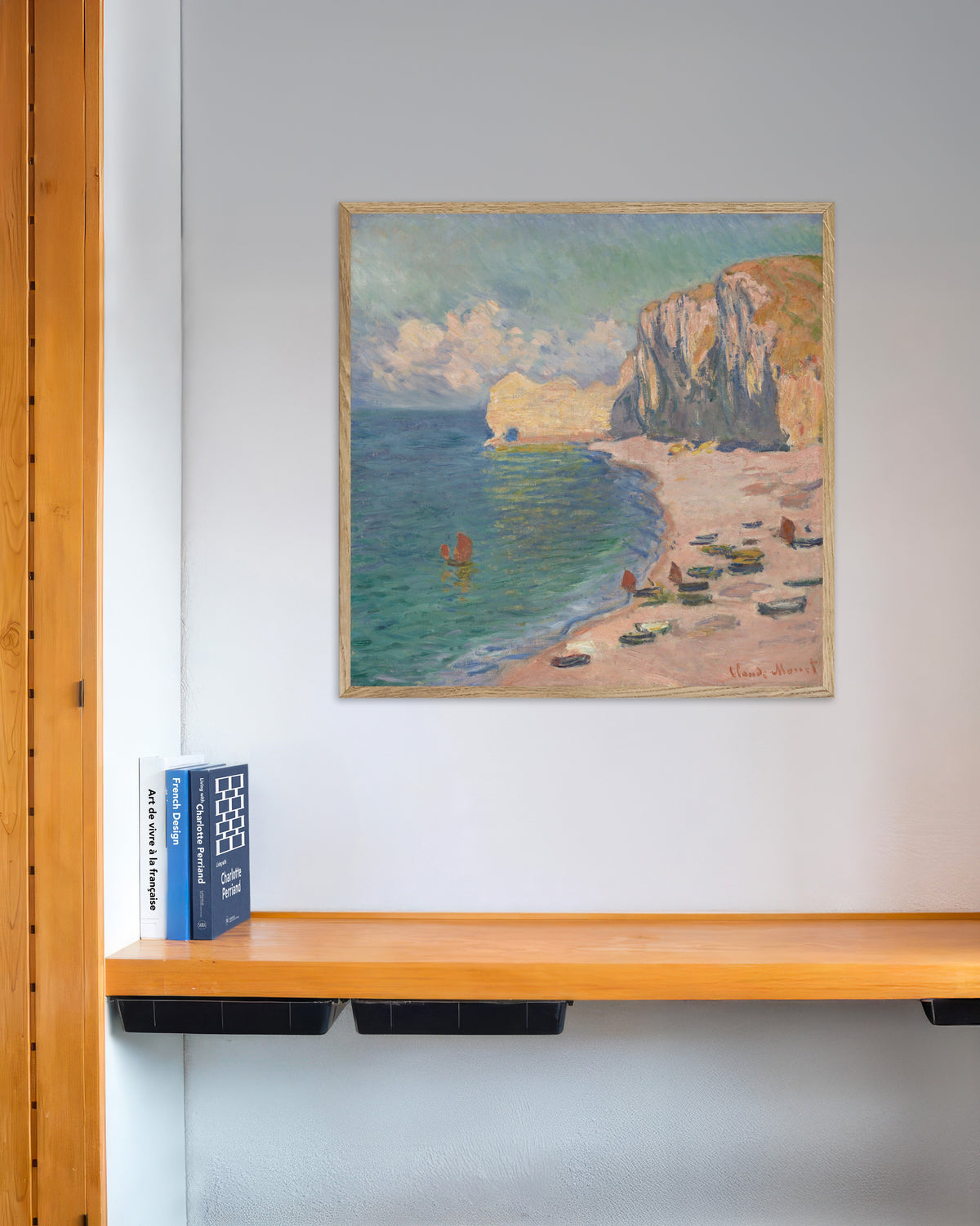 Poster Étretat, la spiaggia e la Falaise d'Amont (1885) di Claude Monet con cornice in legno naturale