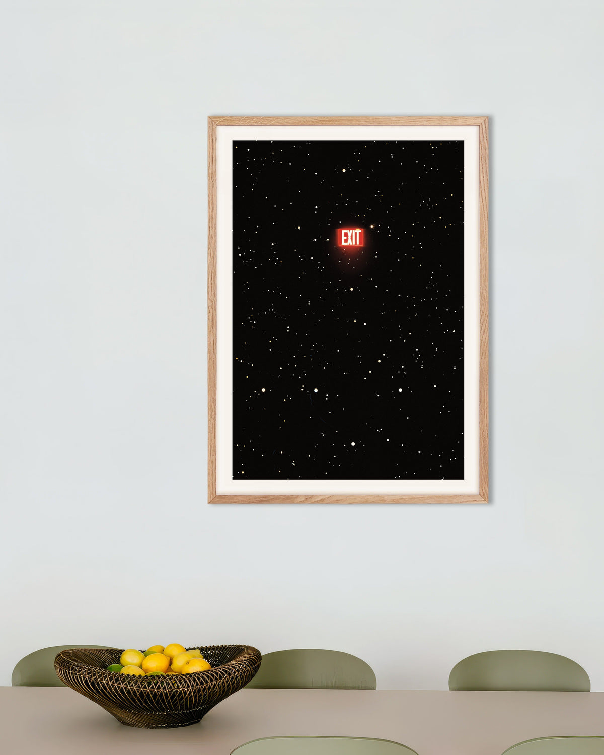 Poster di Fuga verso l’universo, con cornice in legno naturale
