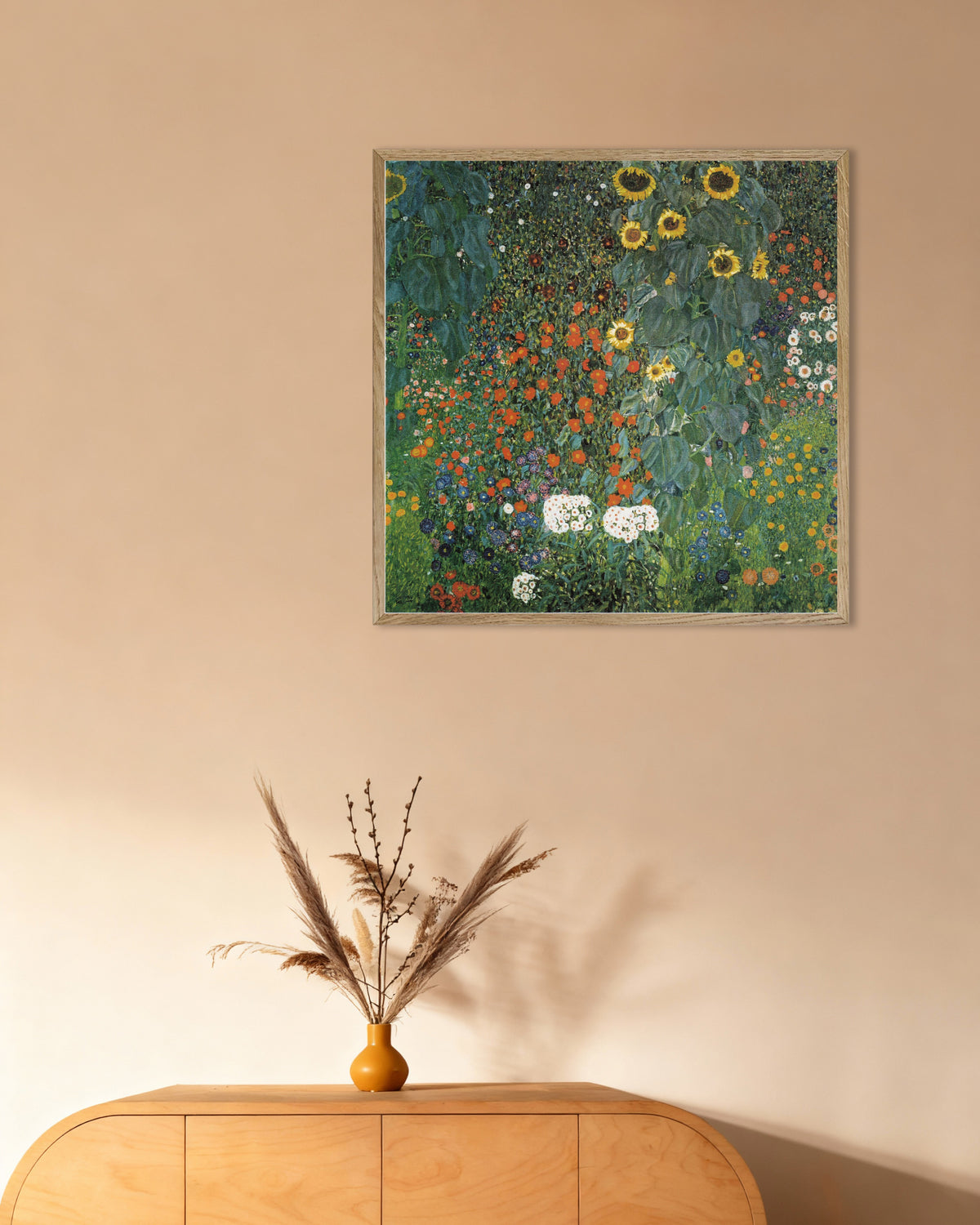 Poster Giardino di campagna con girasoli (1907) di Gustav Klimt con cornice in legno naturale
