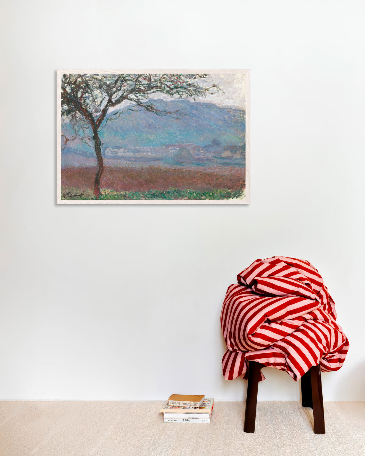 Poster Campo a Giverny (1887) di Claude Monet con cornice in legno bianco