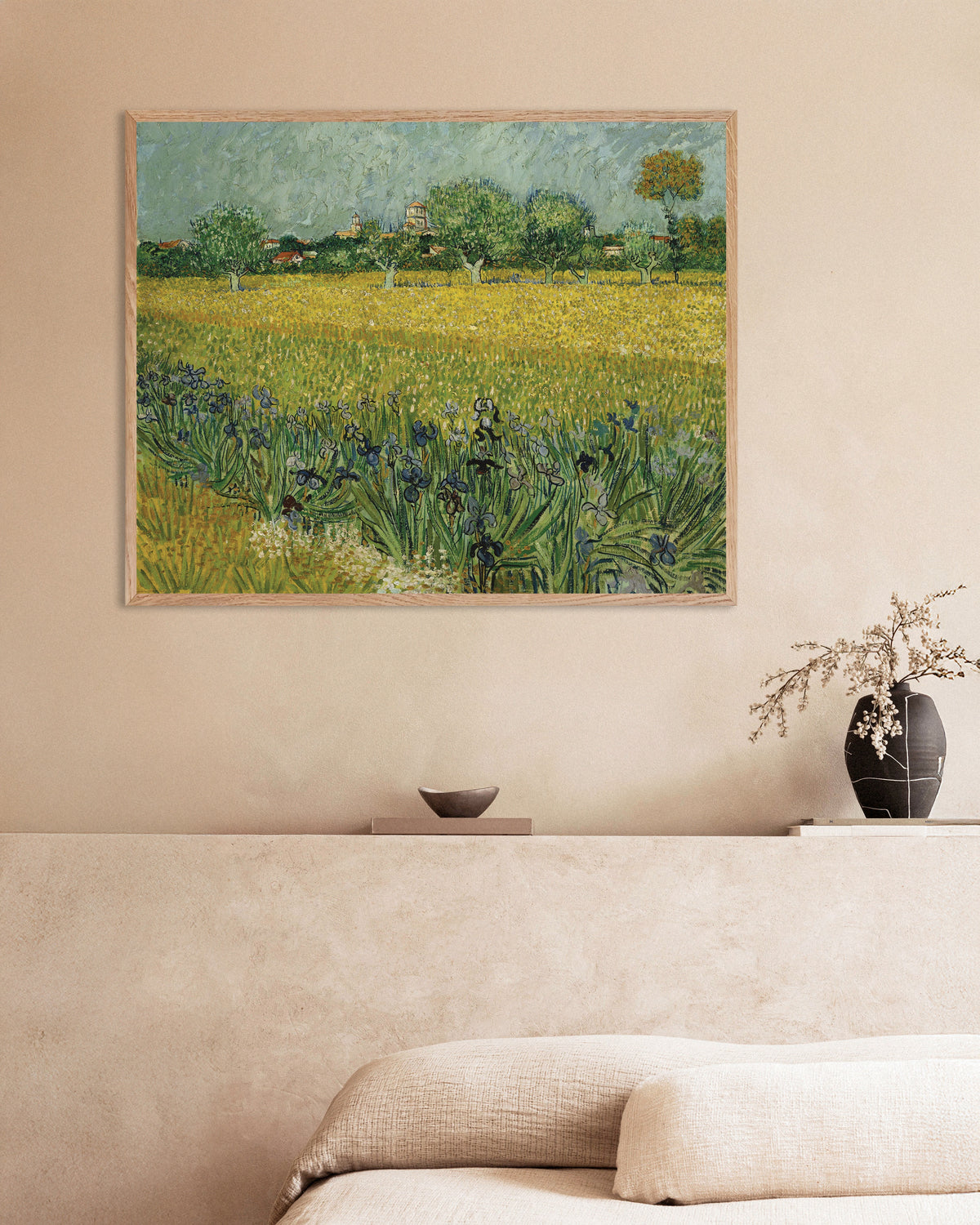 Poster di Campo di iris vicino ad Arles (1888) di Vincent van Gogh, con cornice in legno naturale
