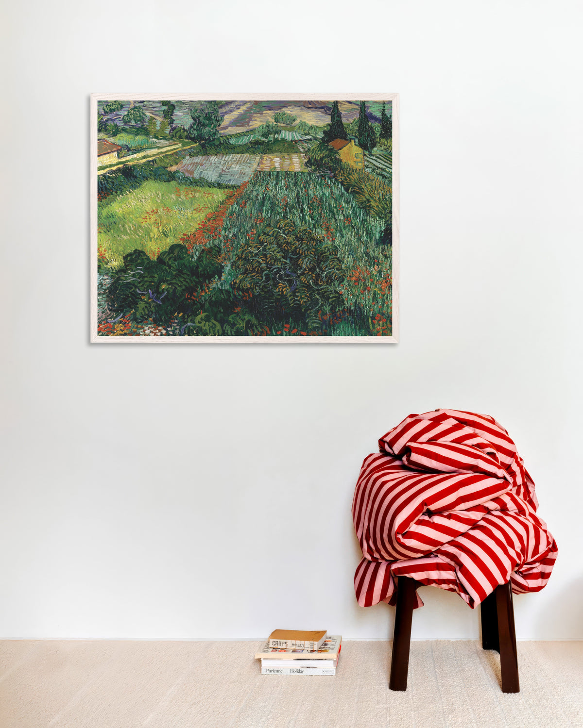 Poster di Campo di papaveri (1889) di Vincent van Gogh, con cornice in legno bianco