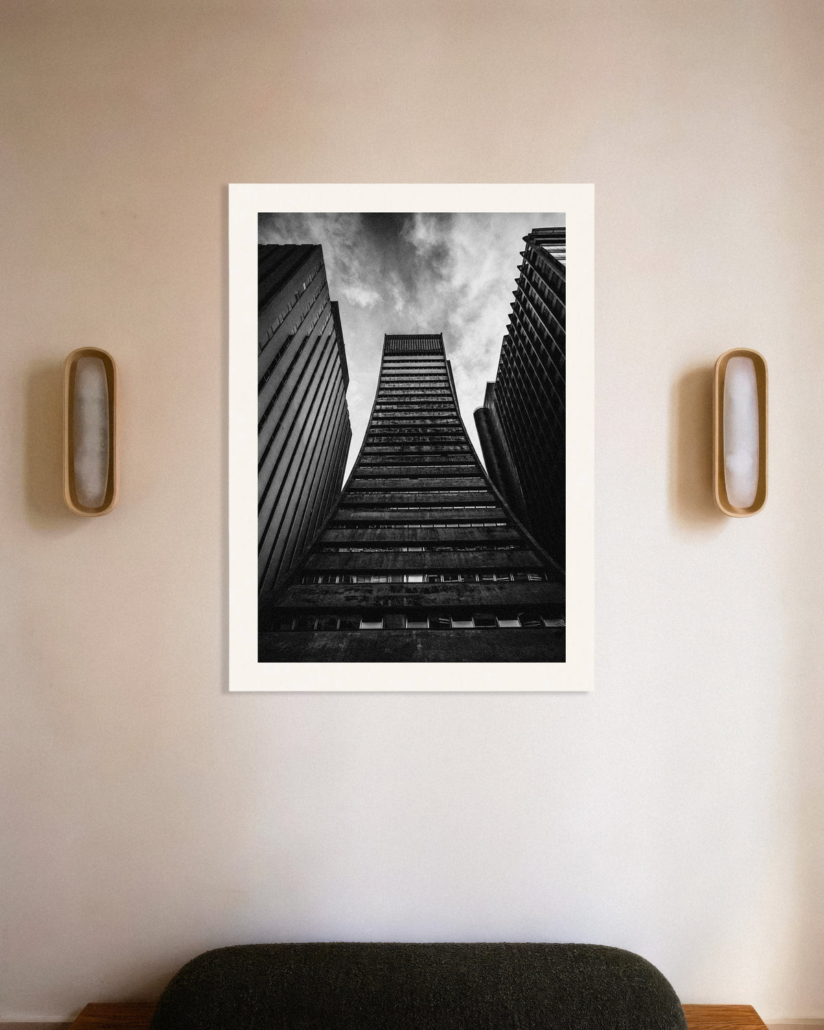 Poster «Torre svasata tra giganti»