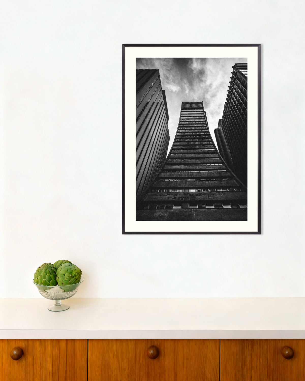 Poster «Torre svasata tra giganti», con cornice in metallo