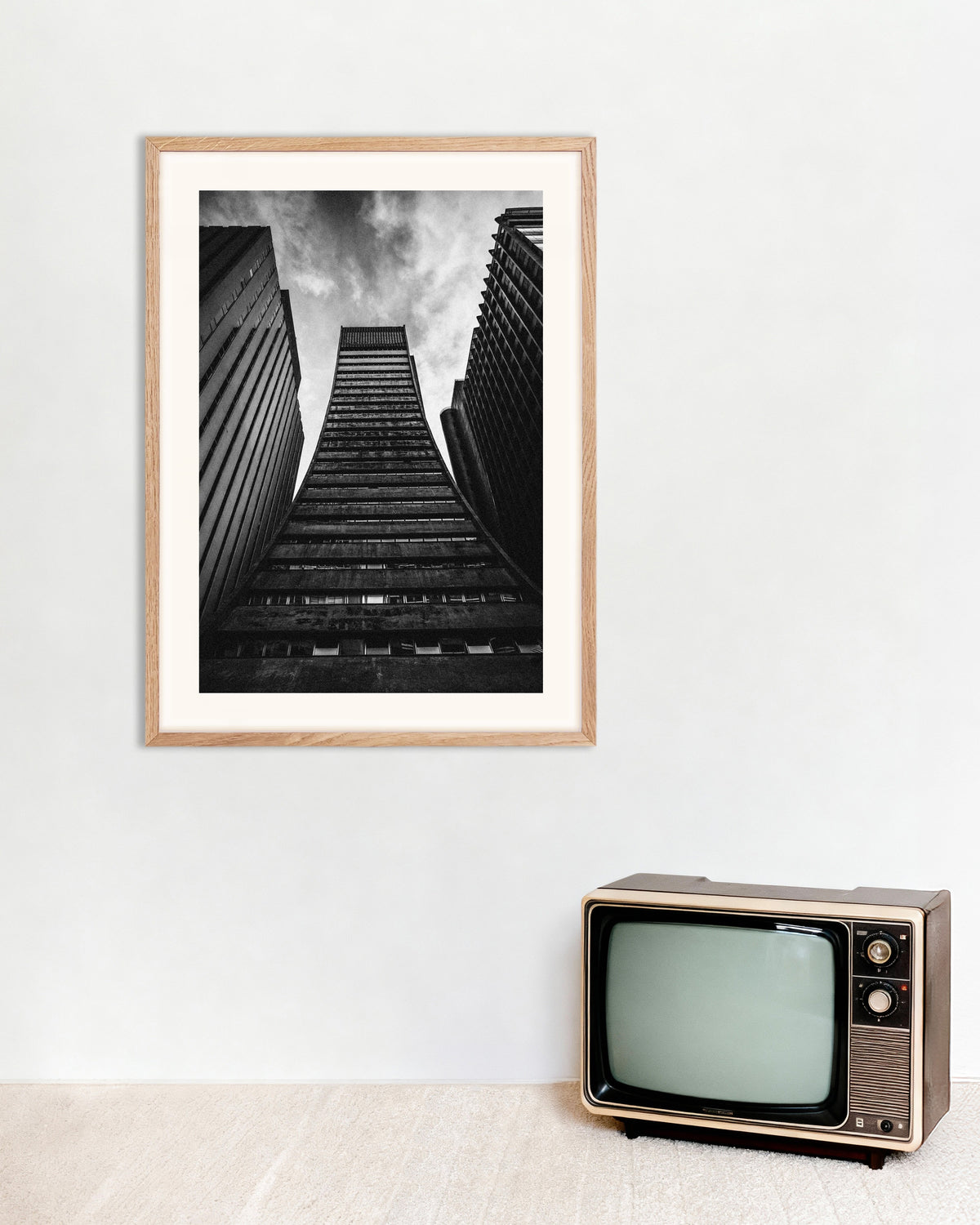 Poster «Torre svasata tra giganti», con cornice in legno naturale