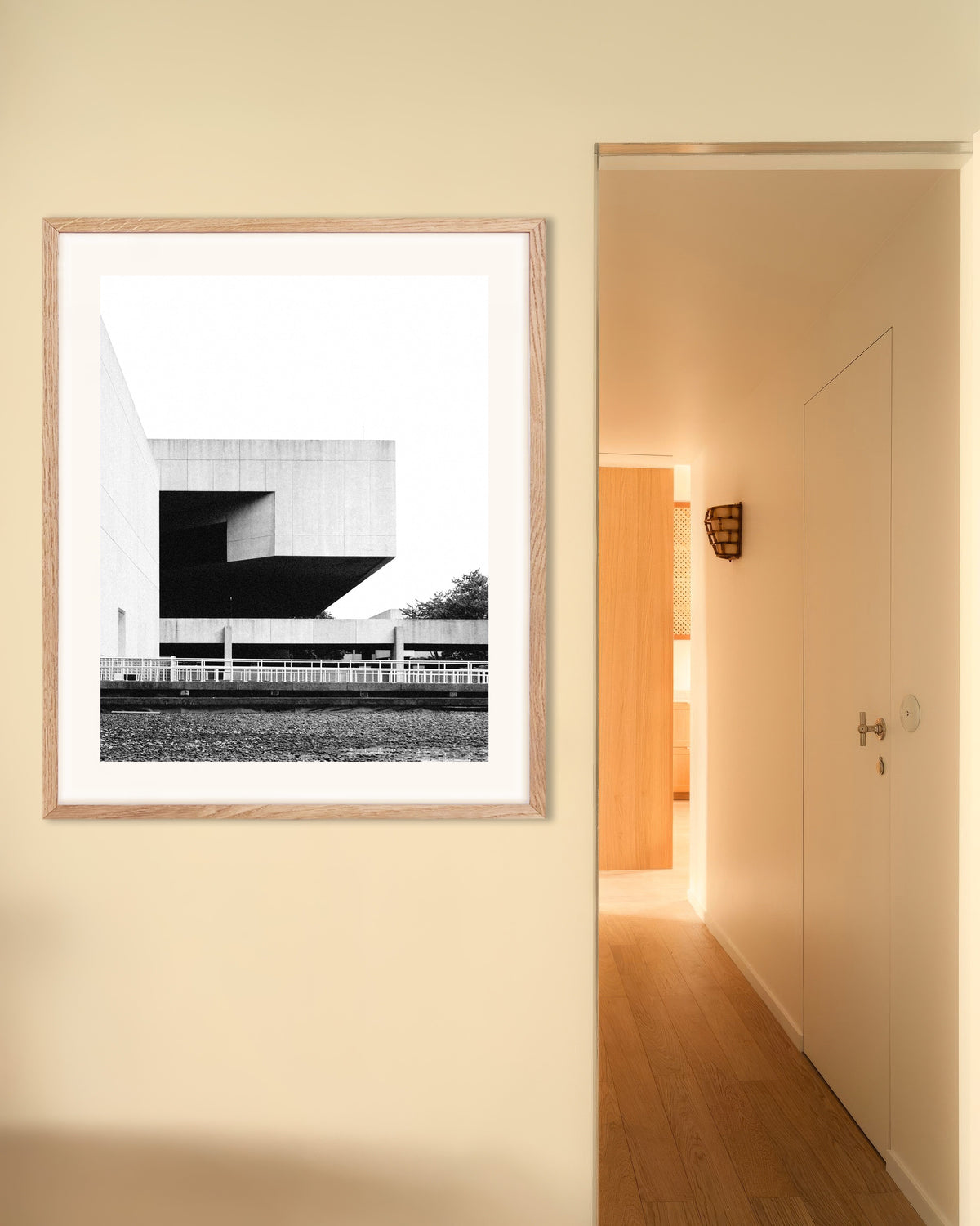 Poster «Blocco di cemento sospeso», con cornice in legno naturale