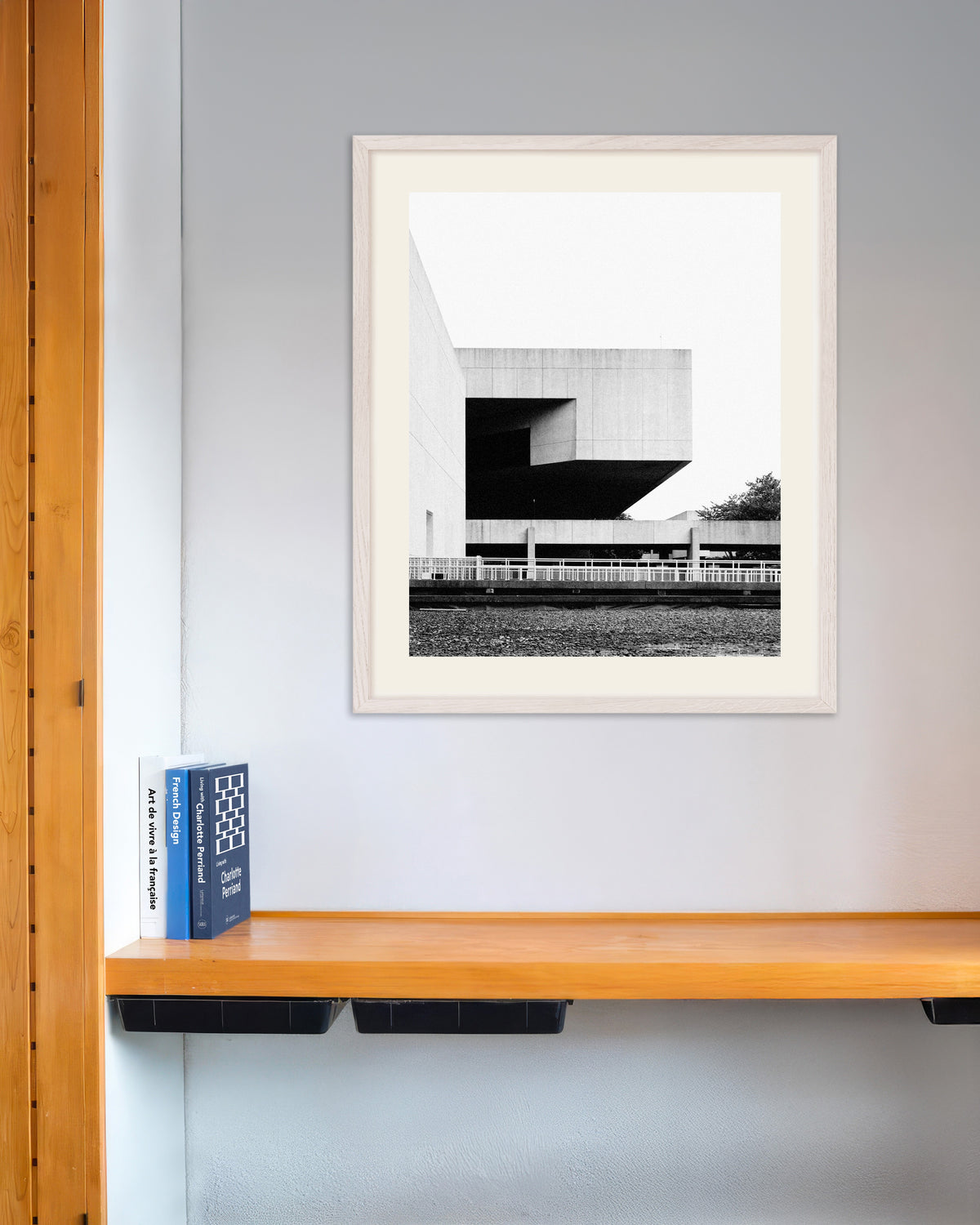 Poster «Blocco di cemento sospeso», con cornice in legno bianco