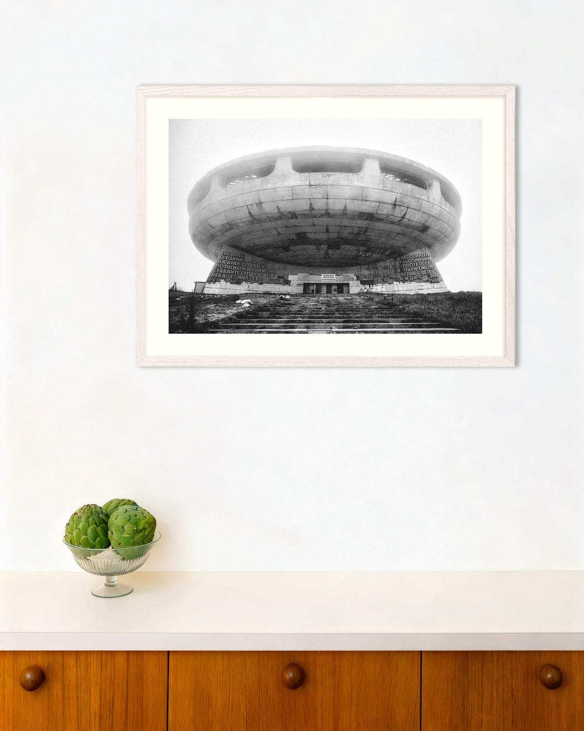 Poster «Monumento a forma di disco volante nella nebbia», con cornice in legno bianco