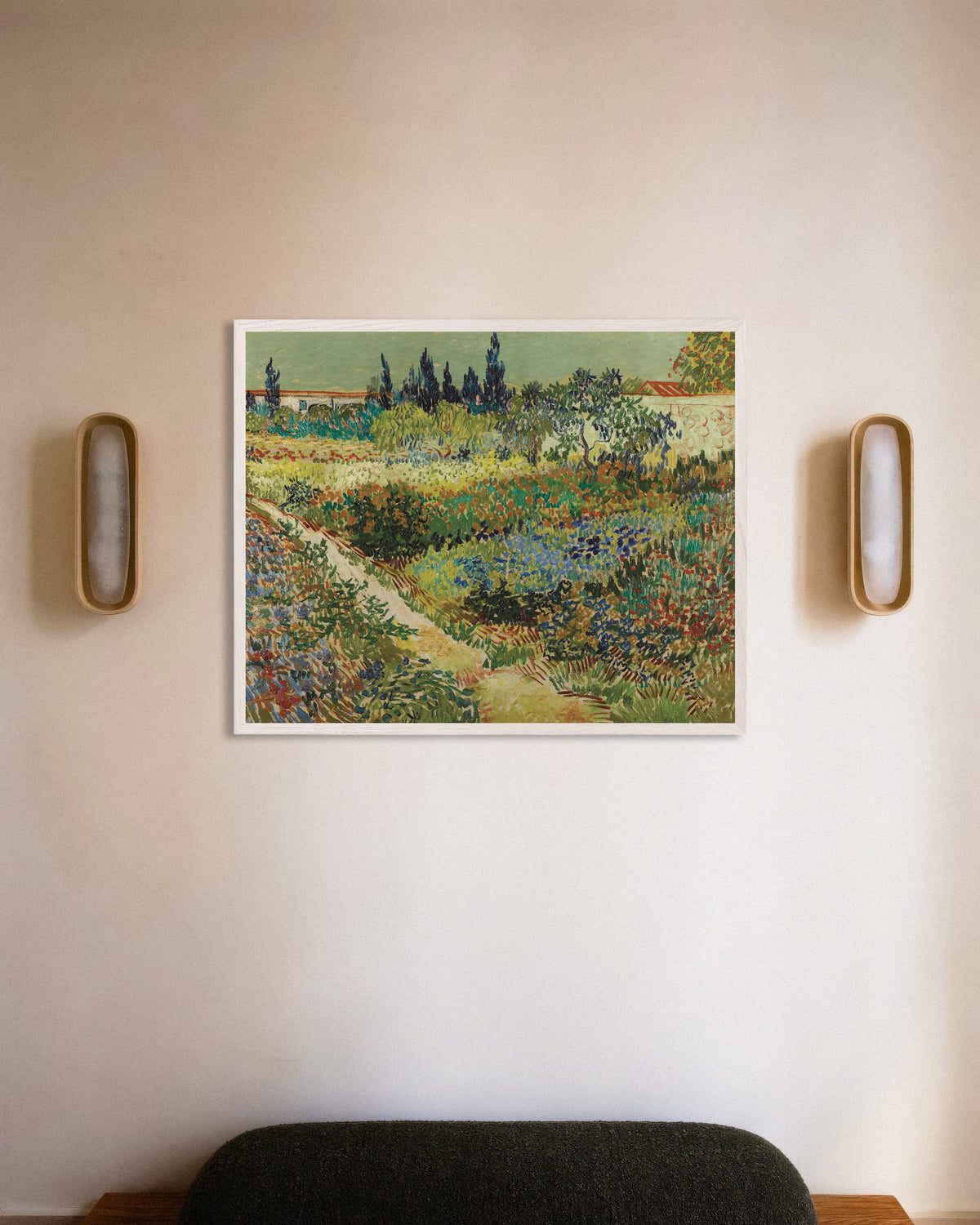 Poster di Giardino ad Arles (1888) di Vincent van Gogh, con cornice in legno bianco