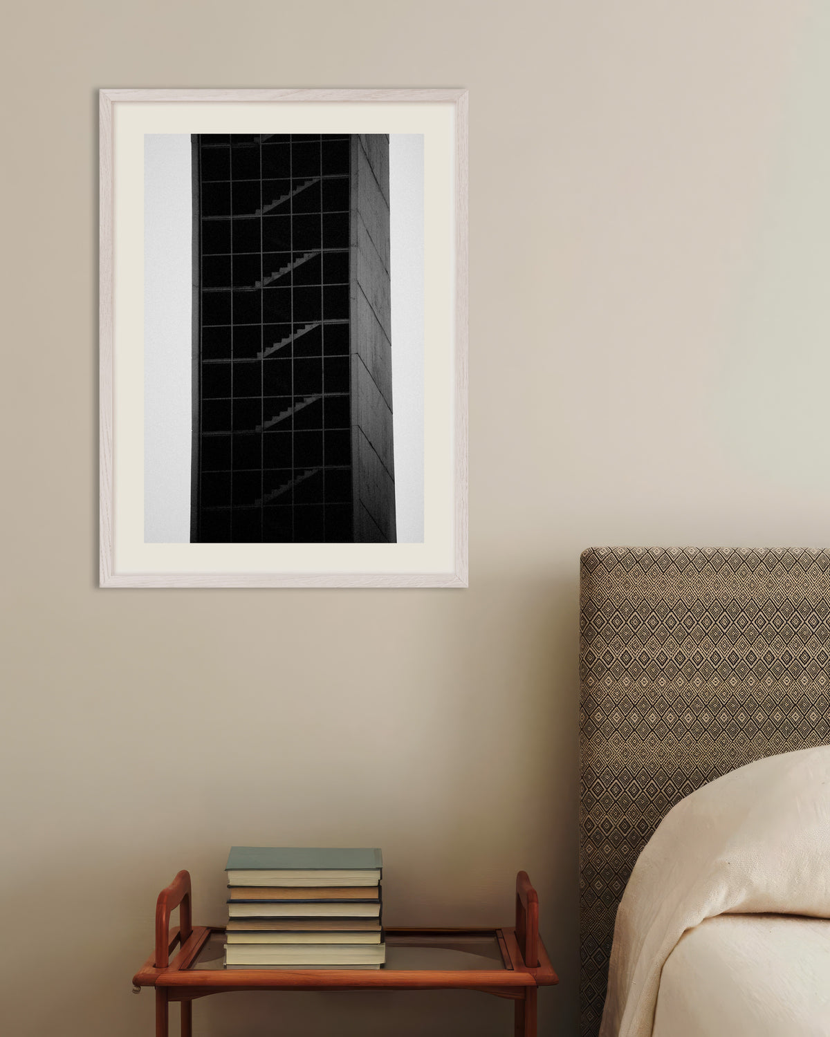 Poster «Torre di scale in vetro», con cornice in legno bianco