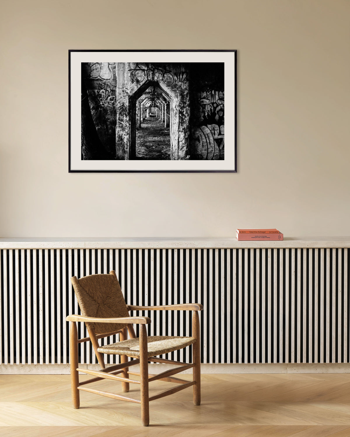 Poster «Portico in rovina coperto di graffiti», con cornice in metallo