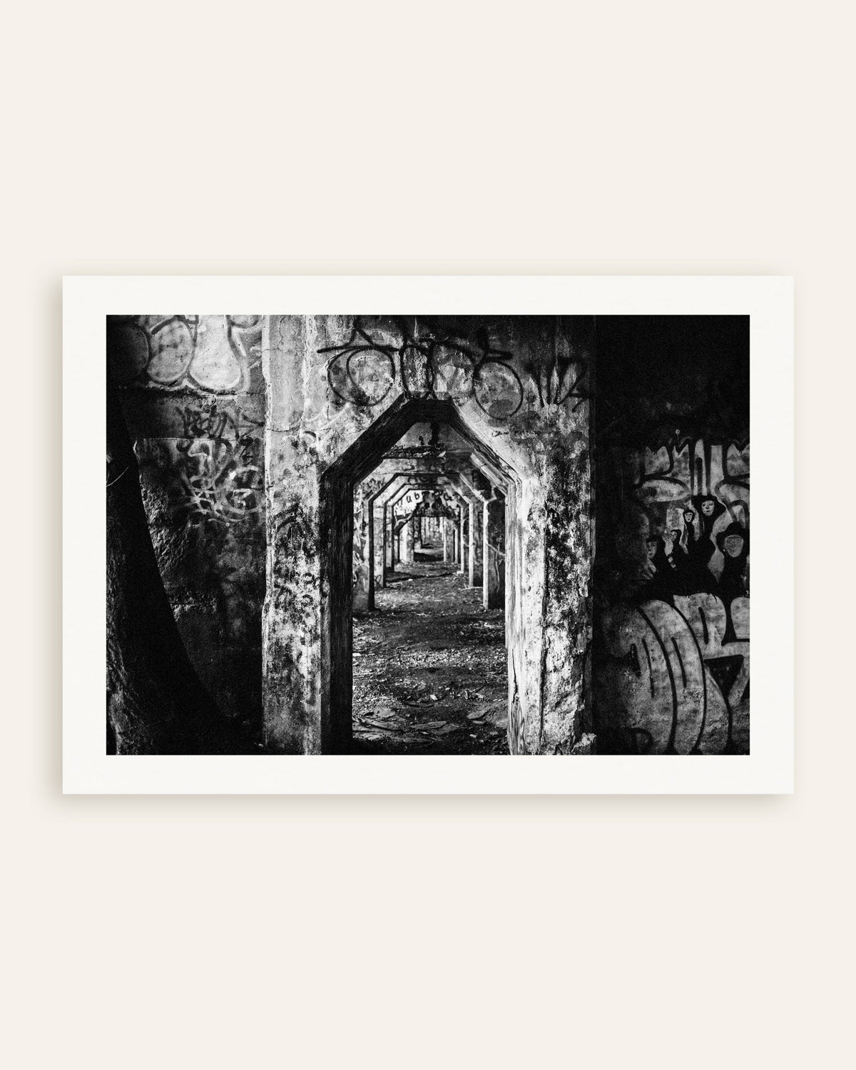 Poster «Portico in rovina coperto di graffiti», miniatura