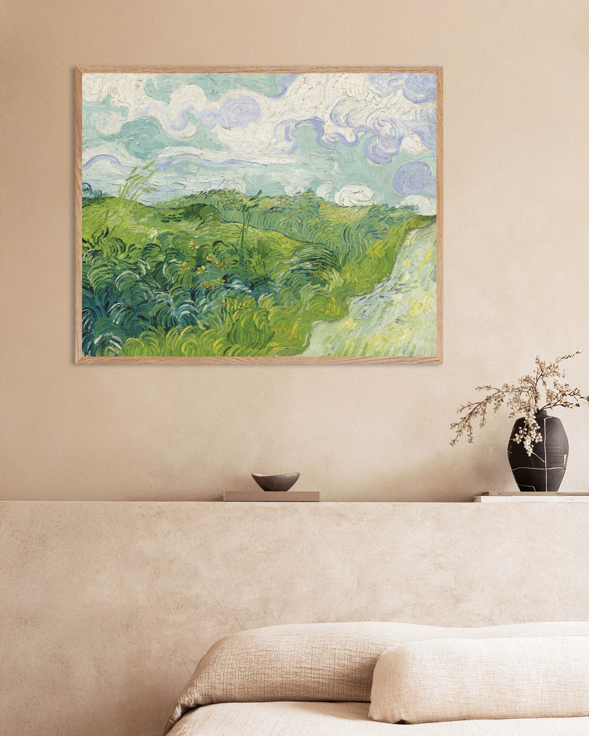 Poster di Campi di grano verdi, Auvers (1890) di Vincent van Gogh, con cornice in legno naturale