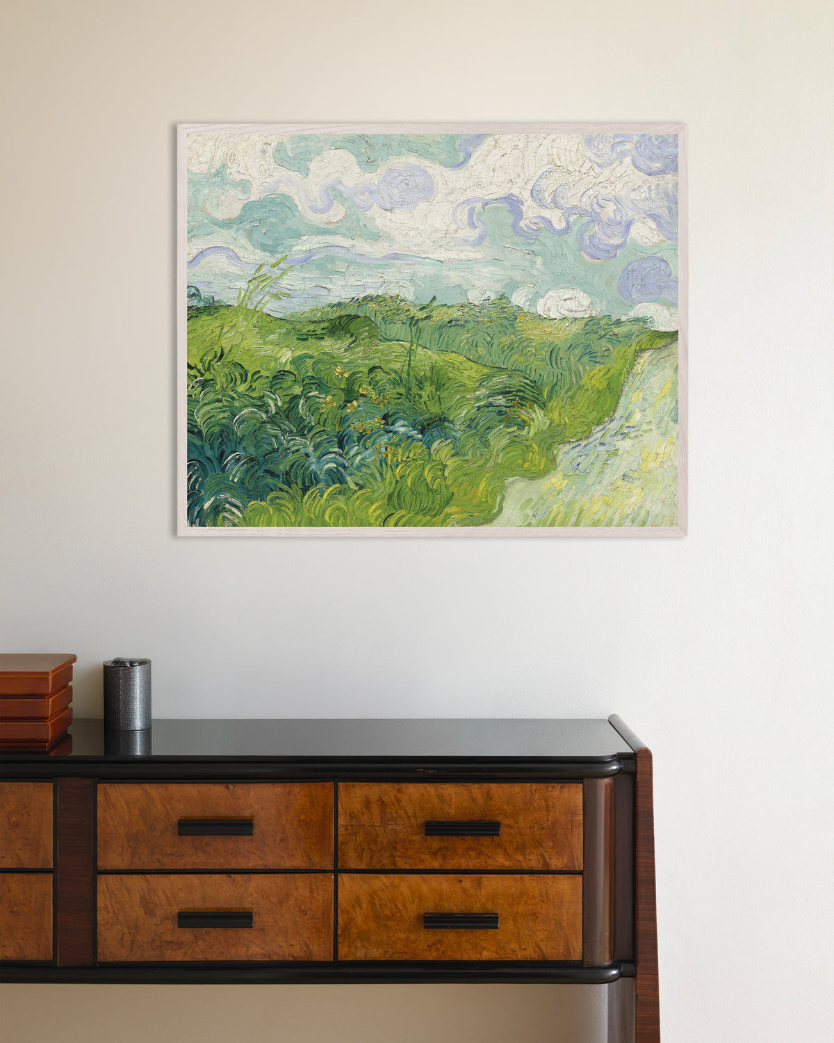 Poster di Campi di grano verdi, Auvers (1890) di Vincent van Gogh, con cornice in legno bianco