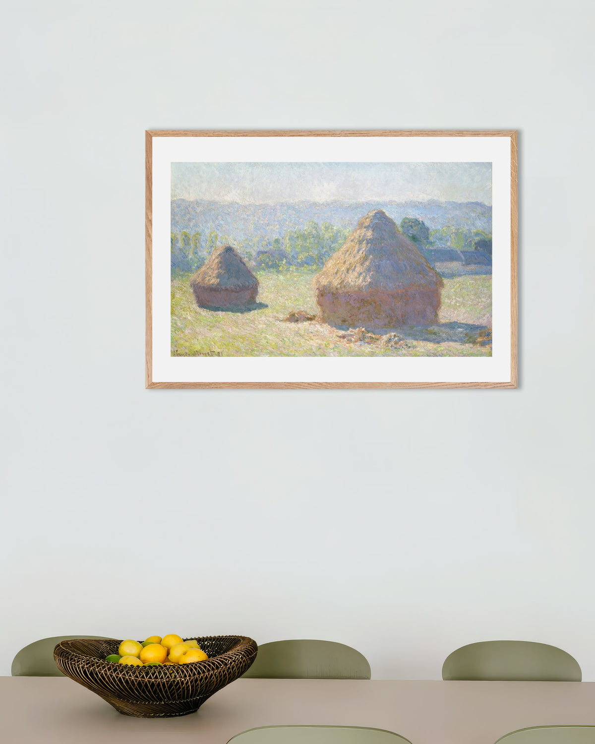 Poster Covoni, fine dell'estate (1891) di Claude Monet con cornice in legno naturale