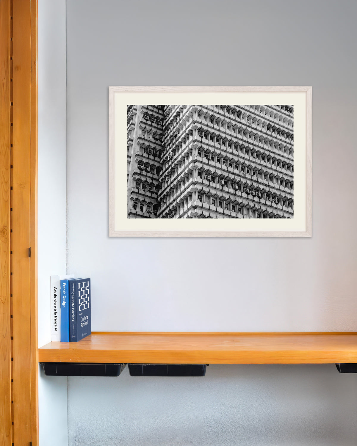 Poster «Facciata di uffici a nido d’ape», con cornice in legno bianco