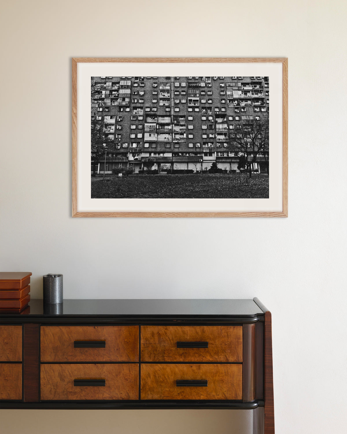 Poster «Complesso residenziale in autunno», con cornice in legno naturale