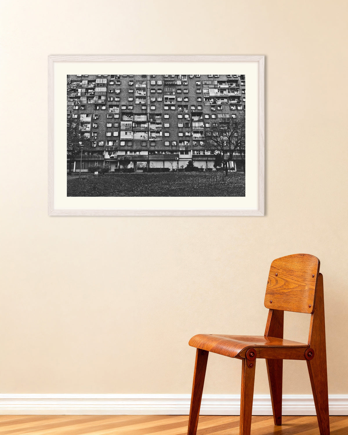 Poster «Complesso residenziale in autunno», con cornice in legno bianco