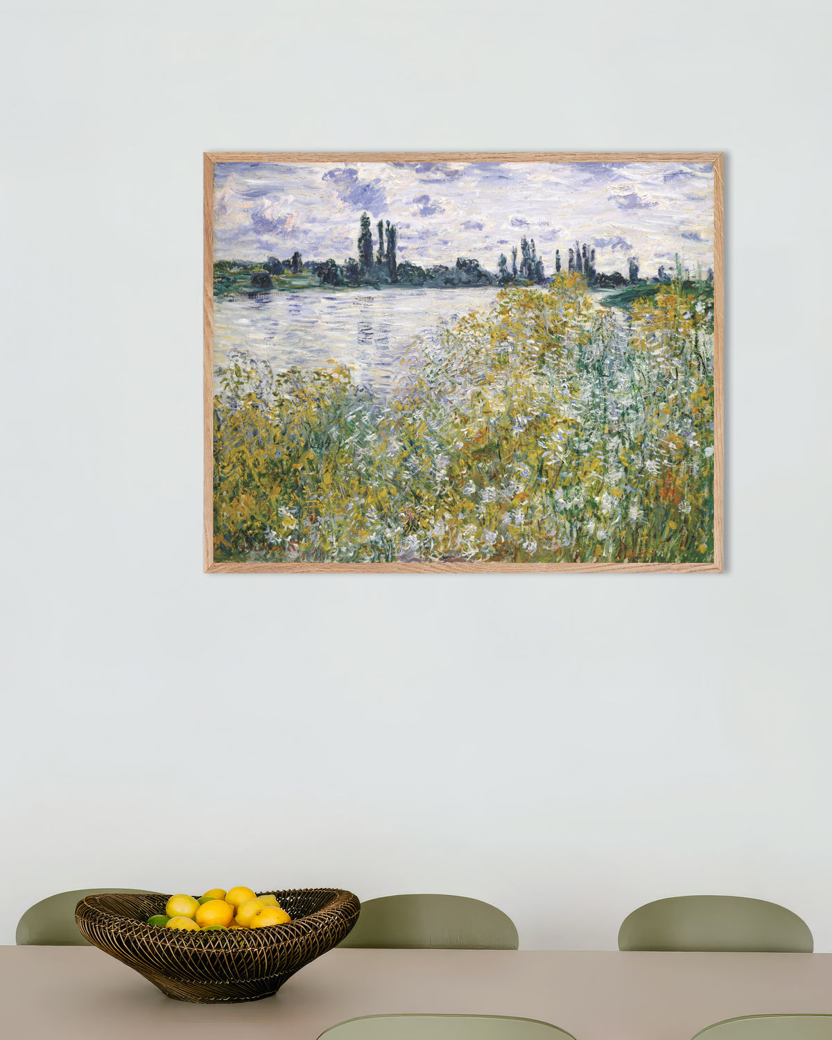 Poster L'Île aux Fleurs vicino a Vétheuil (1880) di Claude Monet con cornice in legno naturale