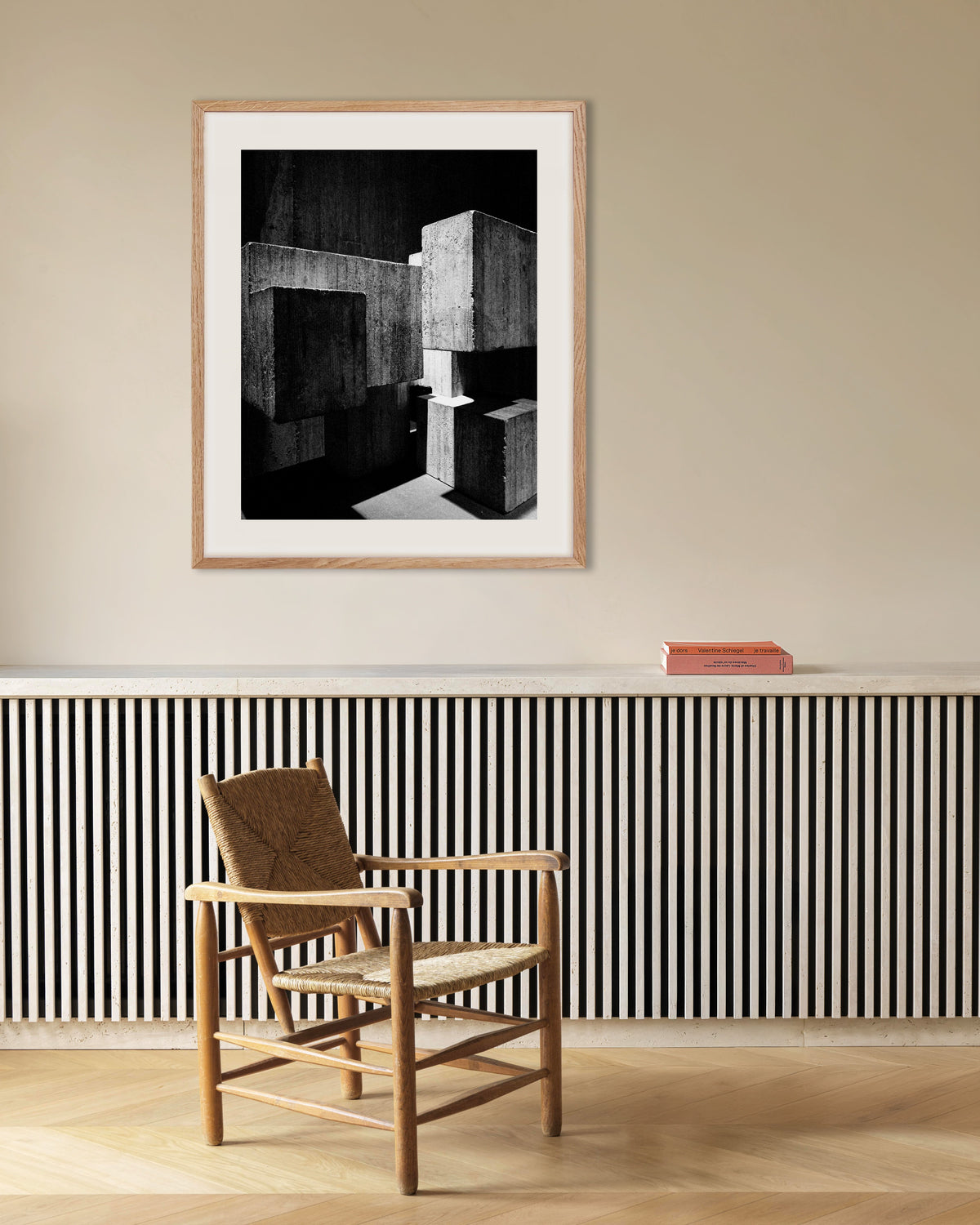 Poster «Cubi di cemento a incastro», con cornice in legno naturale