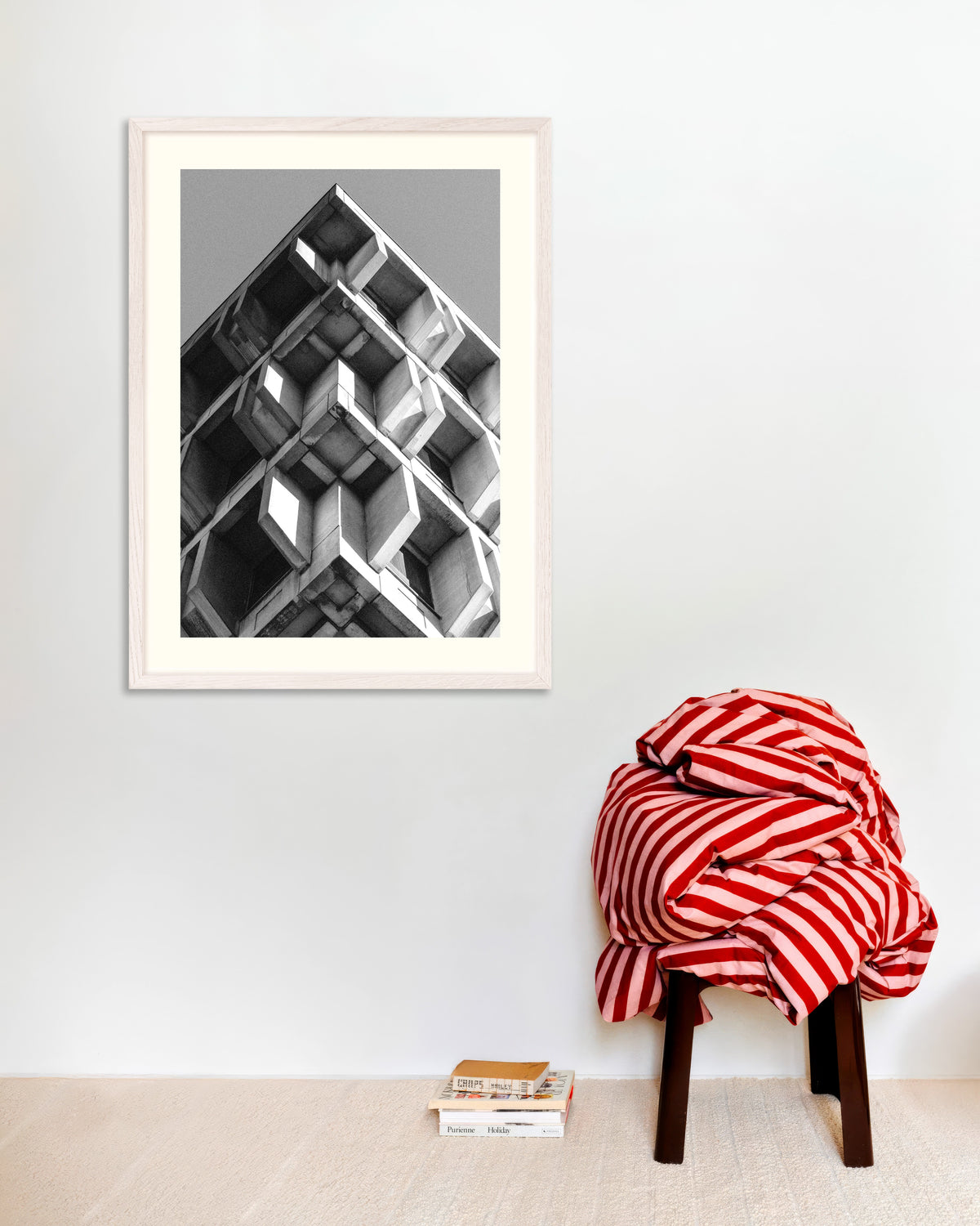 Poster «Piramide rovesciata di blocchi di cemento», con cornice in legno bianco