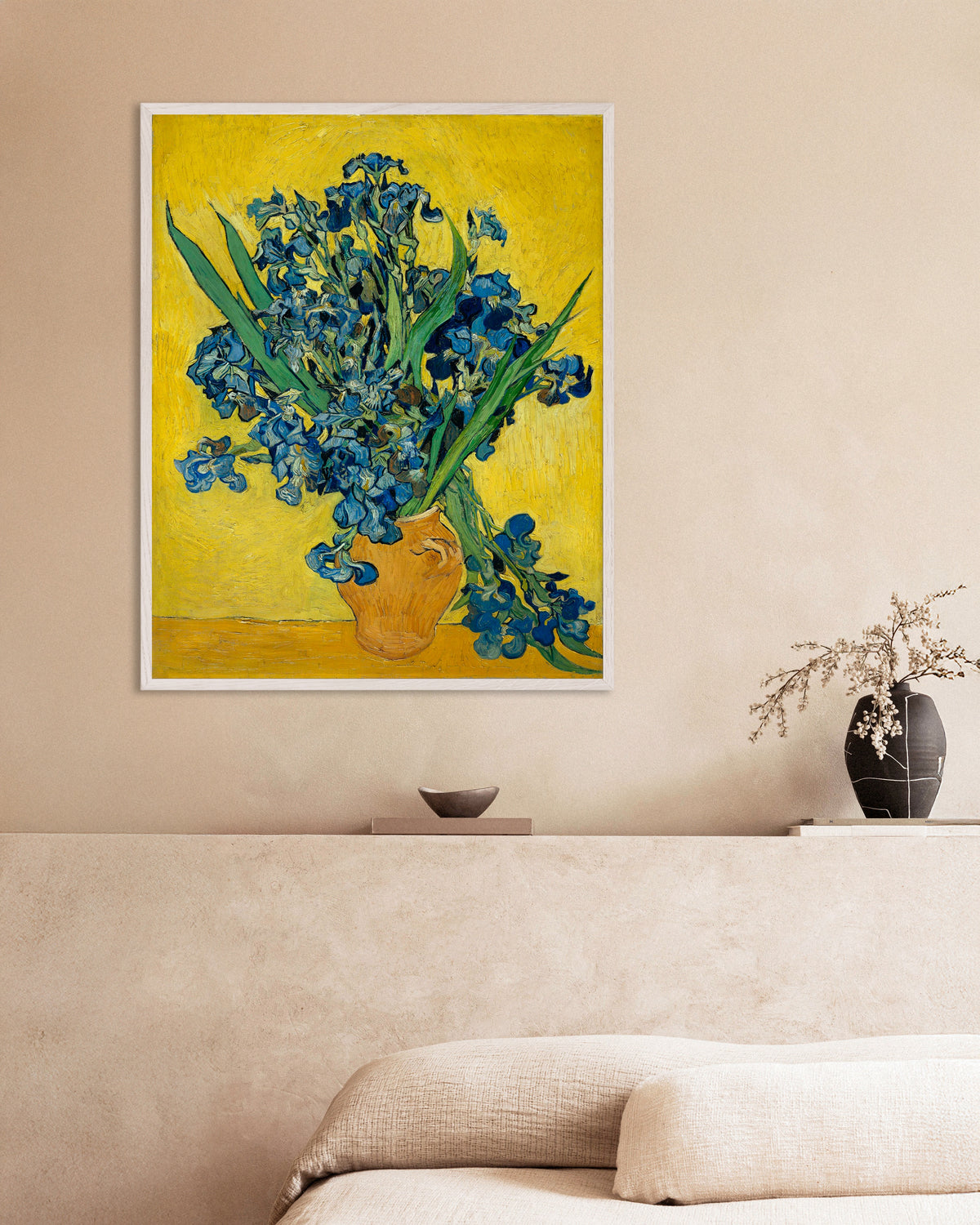 Poster di Iris in un vaso (1890) di Vincent van Gogh, con cornice in legno bianco