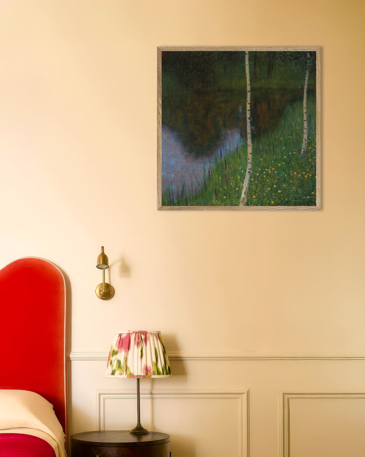 Poster Riva del lago con betulle (circa 1901) di Gustav Klimt con cornice in legno naturale