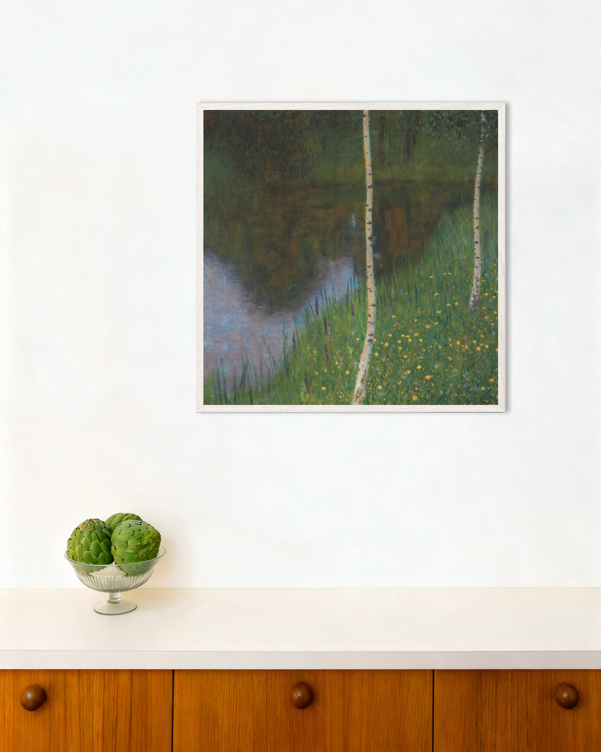 Poster Riva del lago con betulle (circa 1901) di Gustav Klimt con cornice in legno bianco