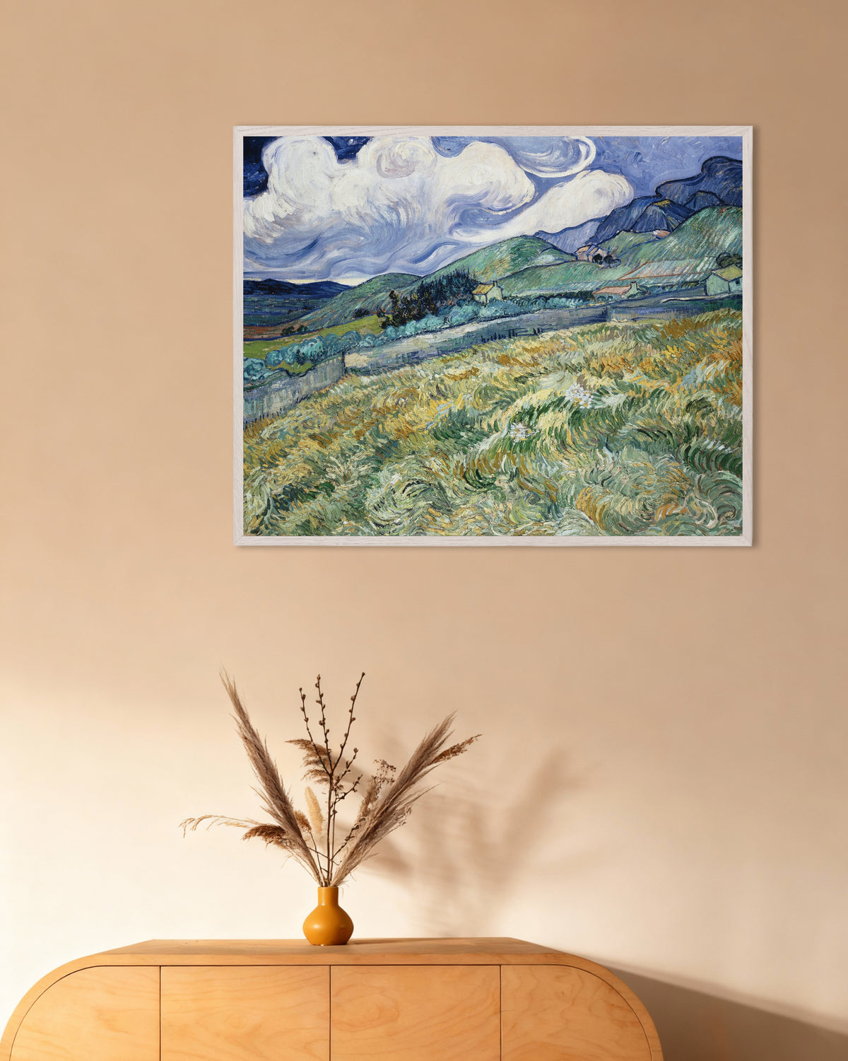 Poster di Paesaggio di Saint-Rémy (1889) di Vincent van Gogh, con cornice in legno bianco