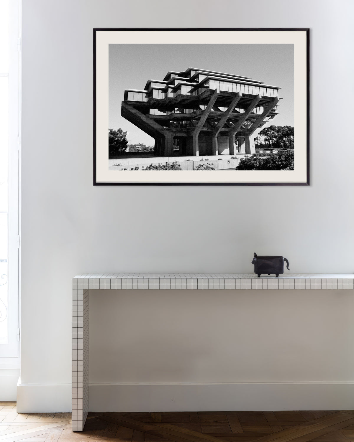 Poster «Biblioteca su pilastri di cemento», con cornice in metallo
