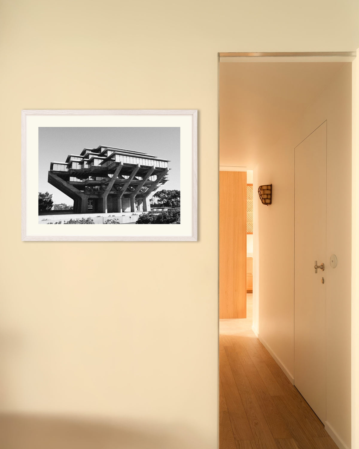 Poster «Biblioteca su pilastri di cemento», con cornice in legno bianco