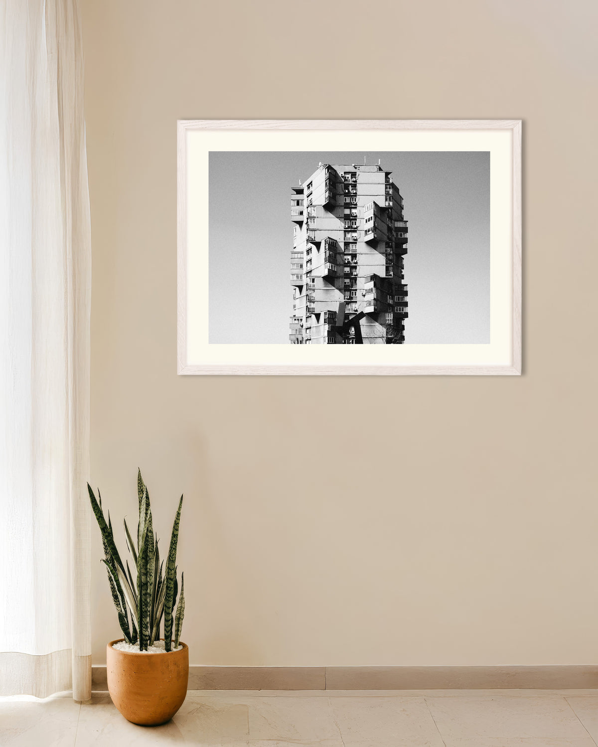 Poster «Torre solitaria con balconi sporgenti», con cornice in legno bianco