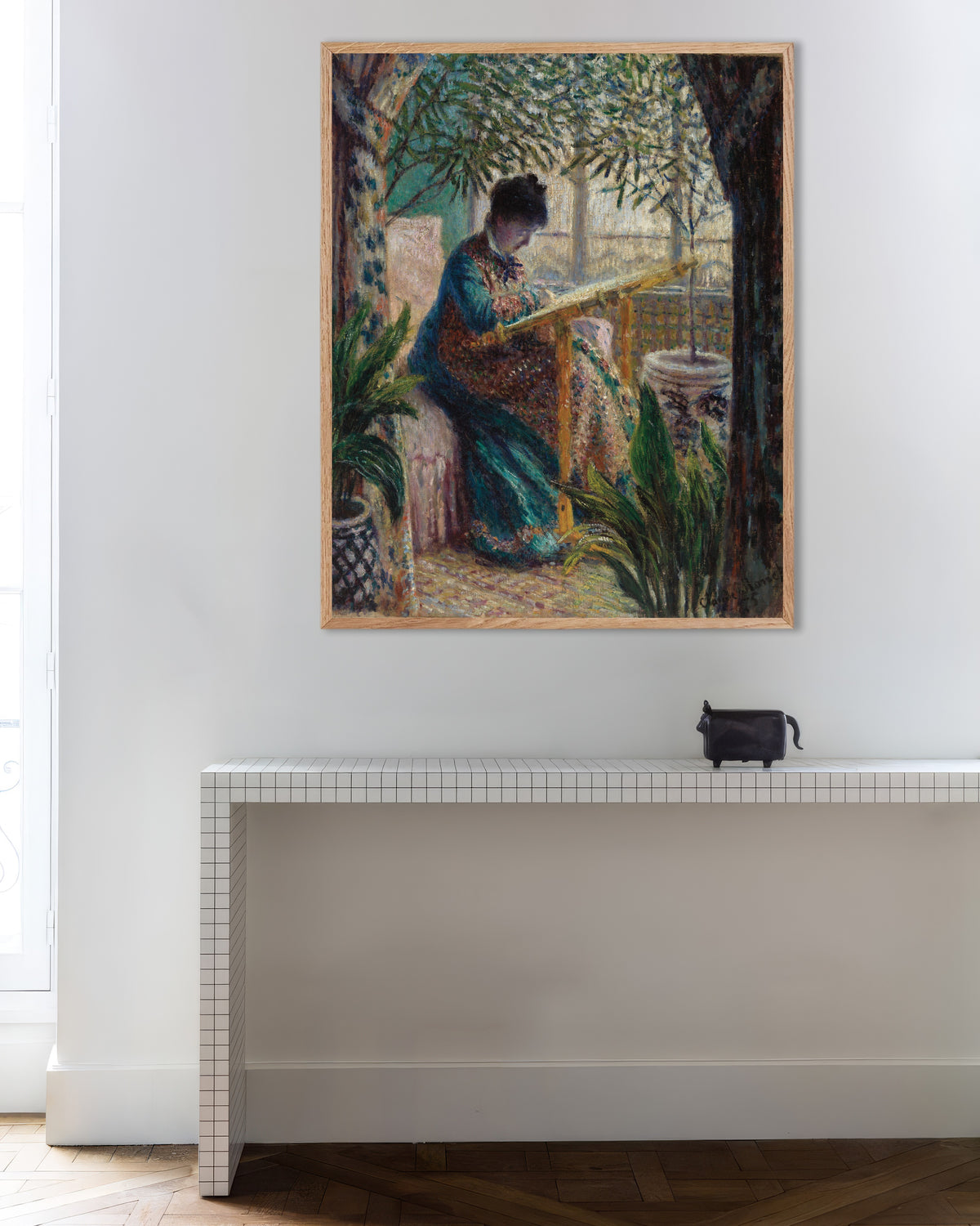 Poster Madame Monet ricama (1875) di Claude Monet con cornice in legno naturale