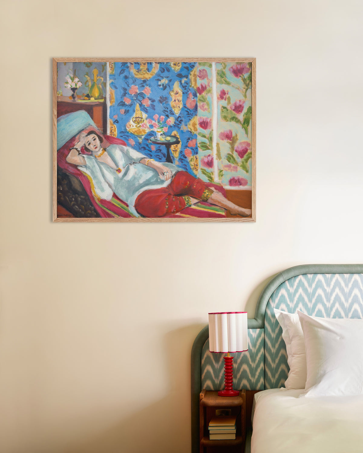 Poster di Odalisca con pantaloni rossi (1924-1925) di Henri Matisse, con cornice in legno naturale