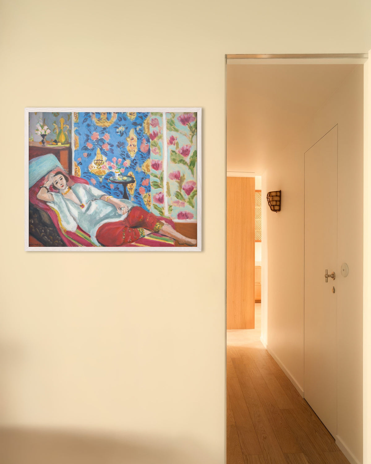 Poster di Odalisca con pantaloni rossi (1924-1925) di Henri Matisse, con cornice in legno bianco