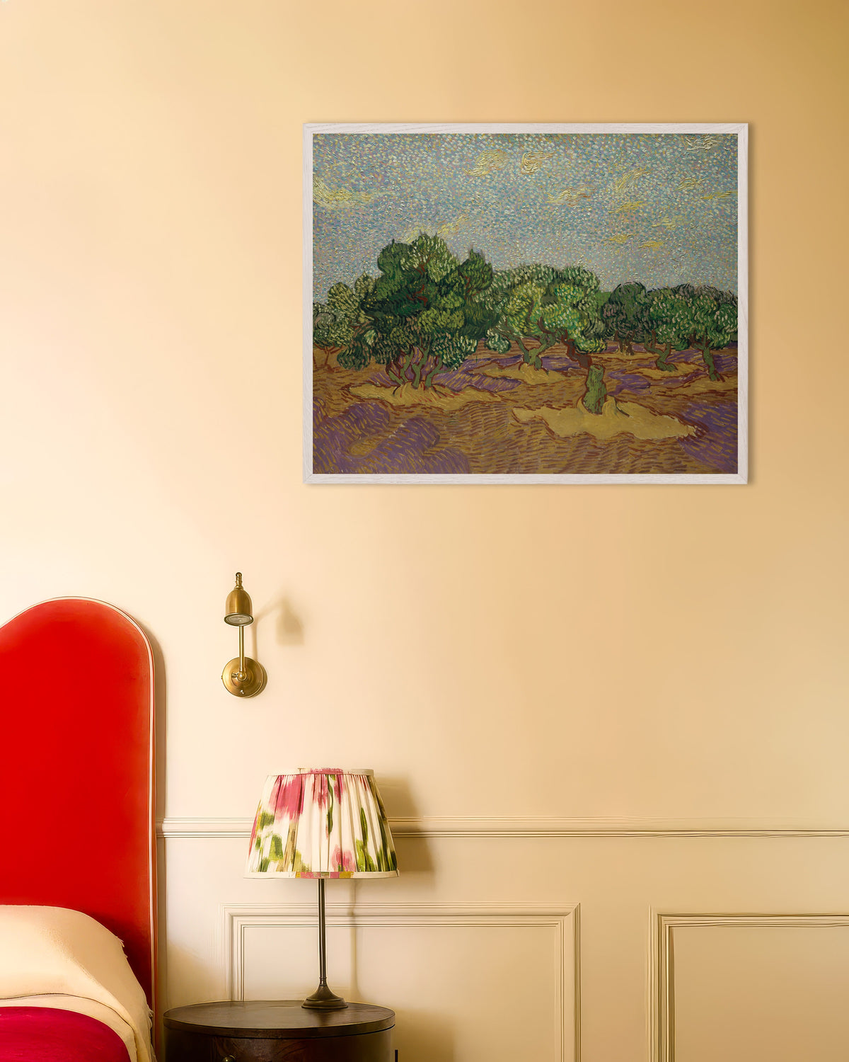 Poster di Ulivi sotto un cielo pallido (1889) di Vincent van Gogh, con cornice in legno bianco