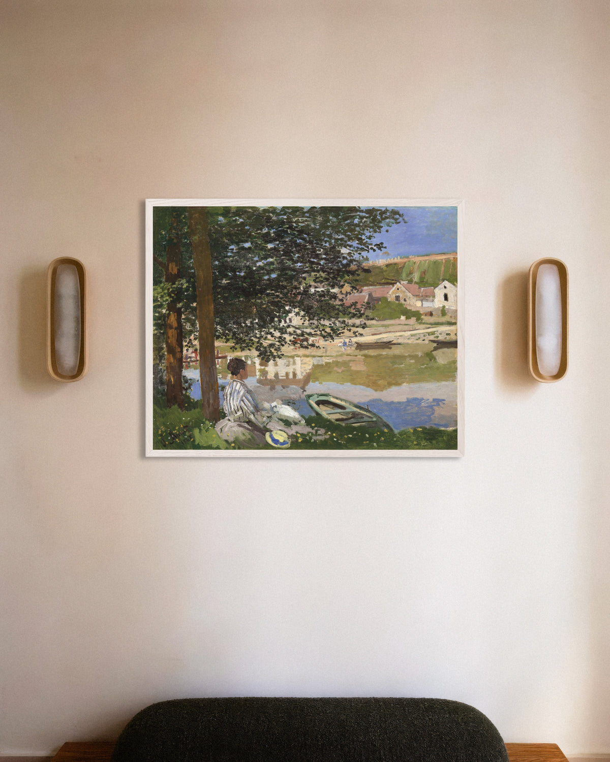Poster Sulla riva della Senna, Bennecourt (1868) di Claude Monet con cornice in legno bianco