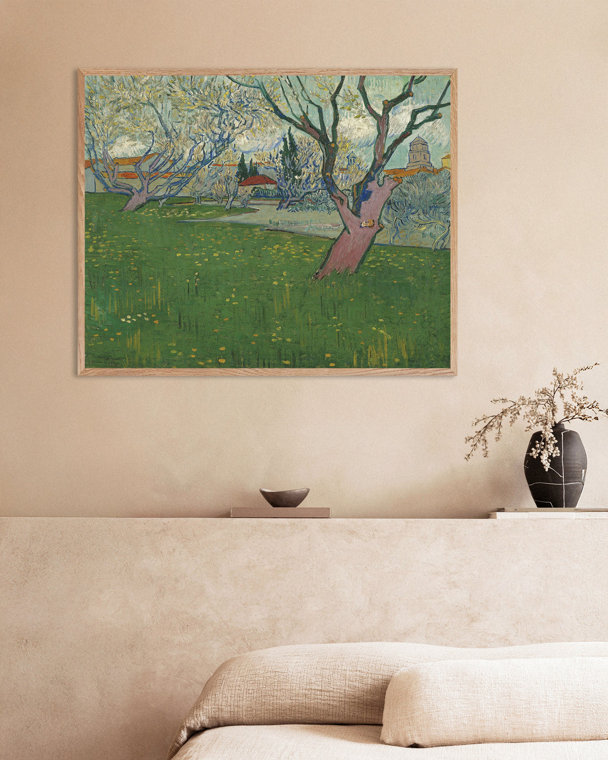 Poster di Frutteto in fiore con vista su Arles (1889) di Vincent van Gogh, con cornice in legno naturale