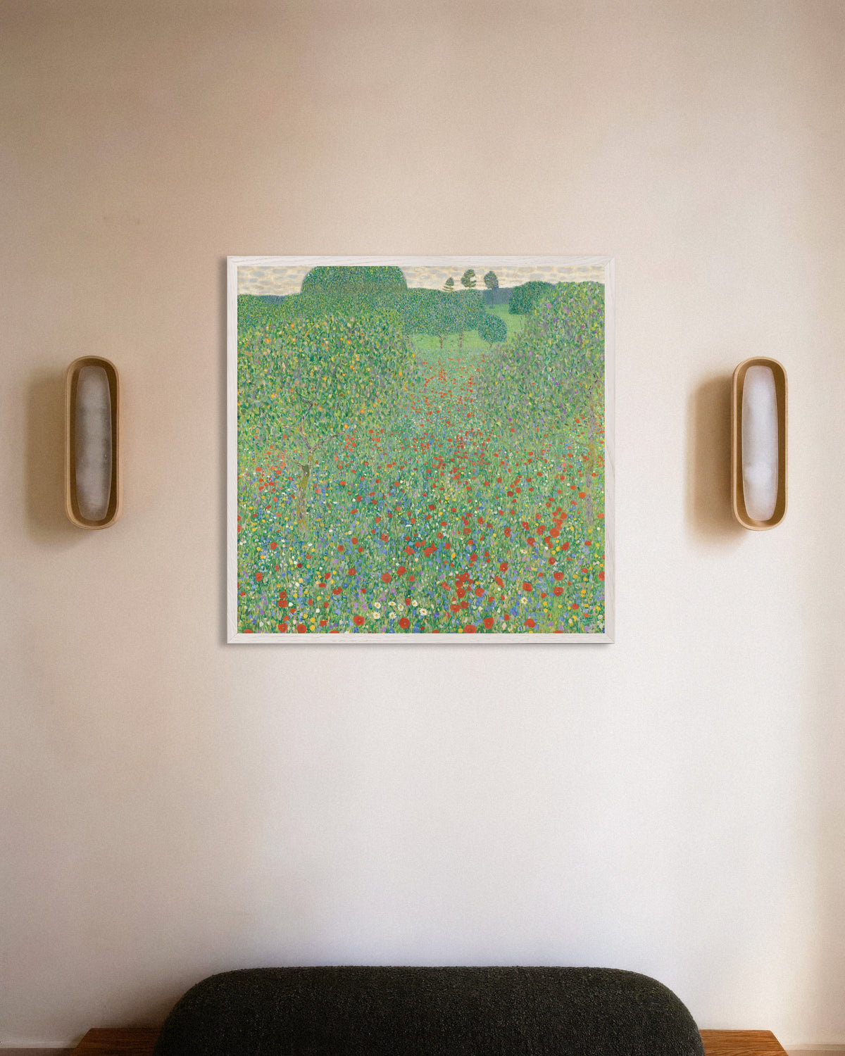 Poster Campo di papaveri (1907) di Gustav Klimt con cornice in legno bianco
